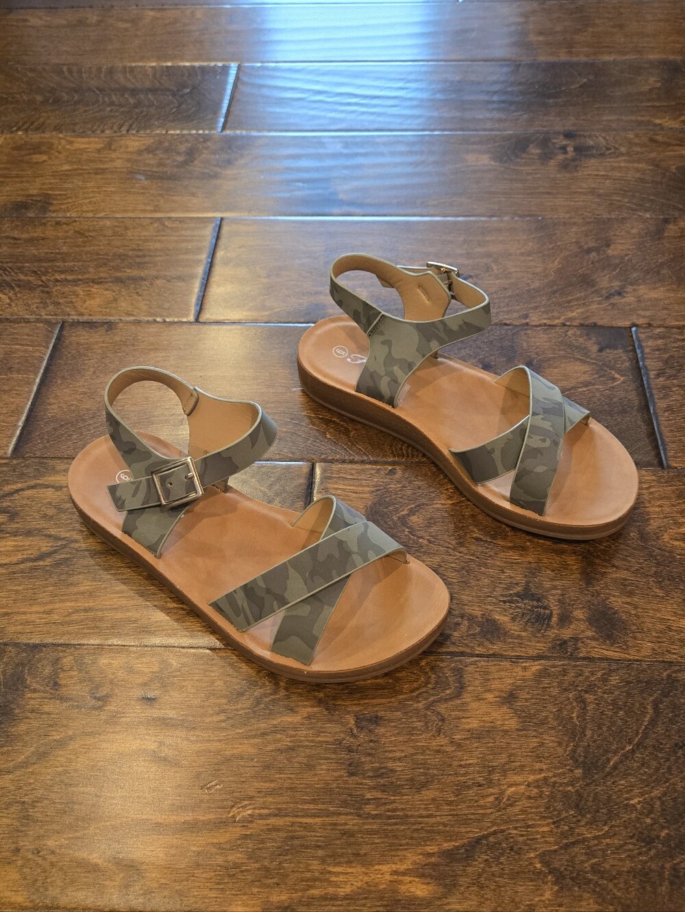 NWOT Forever Comfort Camo Sandals Size 6